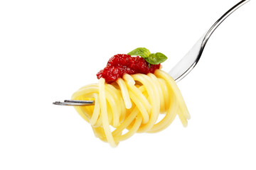 spaghetti auf einer gabel mit sauce und basilikum