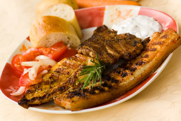 Grill,Geflügel und Bauchspeck