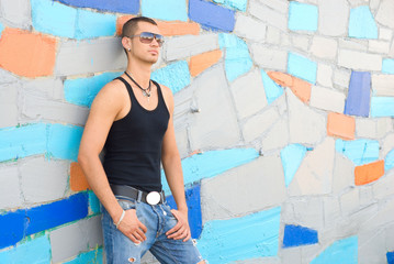 Obraz premium Man stays near the wall and looks at the city