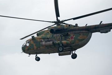 Fototapeta na wymiar Zbliżenie wojskowego śmigłowca transportowego Mi-8 w locie
