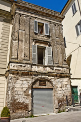 Fototapeta premium Edificio desgastado en Frascati
