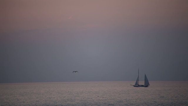 Segelschiff auf Meer, Abendlicht
