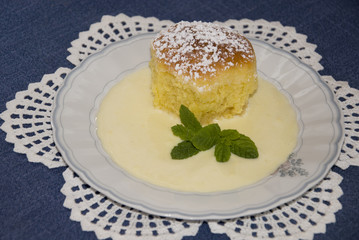 Rohrnudel mit Vanillesoße