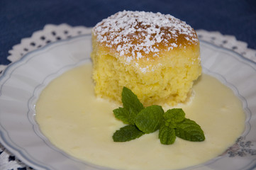 Rohrnudel mit Vanillesoße