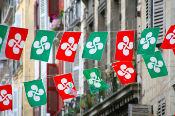 Banderines decorativos en una calle de Bayonne, Francia
