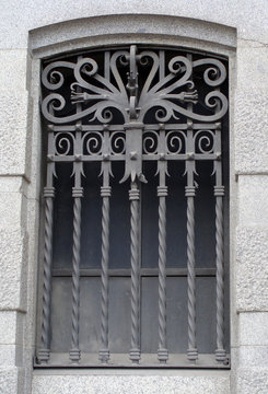 Ventana con reja de hierro forjado