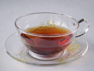 ガラスのティーカップに入った紅茶
