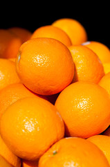 Pile of fresh, ripe oranges.