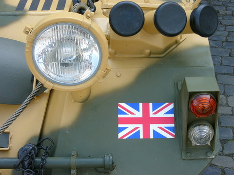 Gel&auml;ndefahrzeug der British Army aus dem ersten Irakkrieg mit Tarnanstrich f&uuml;r die W&uuml;ste und Union Jack beim Oldtimertreffen in der Heyne Fabrik in Offenbach am Main in Hessen