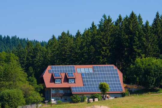 Photovoltaik auf Wohnhaus im Wald