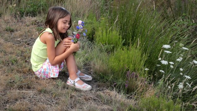 envoyer un bisou et offrir un bouquet de fleurs sauvage