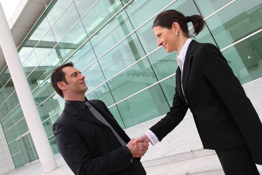 Homme et femme d'affaires se serrant la main