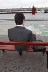 Homme d'affaires lisant le journal