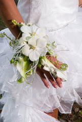 le bouquet au poignet de la mariée 1