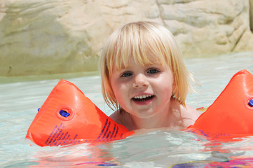 Kleinkind lernt schwimmen