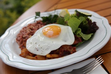 Krabben mit Bratkartoffeln und Spiegelei