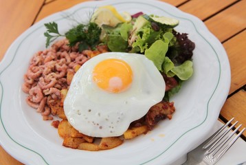 Krabben mit Ei und Bratkartoffeln