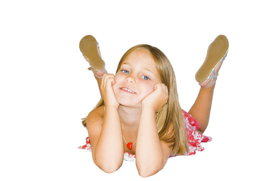 ni&ntilde;a tumbada sonriendo
