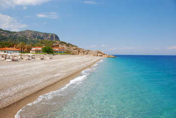 Obraz premium Piaszczysta plaża przy hotelu w Kiris (Kemer), Turcja