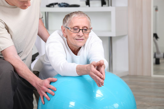 Femme senior et entraineur sportif