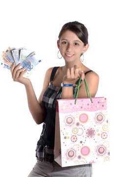 jeune femme qui s'en va faire des achats