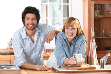 Portrait d'un couple souriant dans la cuisine