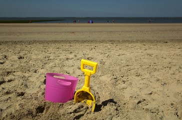 Strand- Schaufel und Eimer