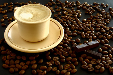 Чашка кофе с молоком.