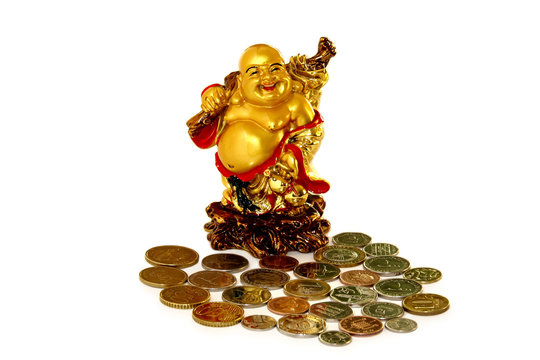 Смеющийся Будда с монетами на белом фоне.