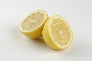 Limón en dos mitades