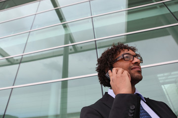 Portrait d'un homme d'affaires au téléphone portable