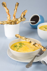 Sesamstangen mit Suppe