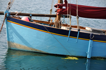 Fototapeta na wymiar Stare łodzi rybackich w Finistere, Bretania
