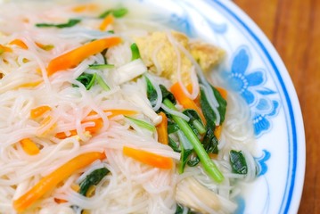Simple Chinese noodles with vegetables