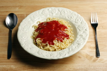 Gabelspaghetti mit Tomatensoße auf Teller