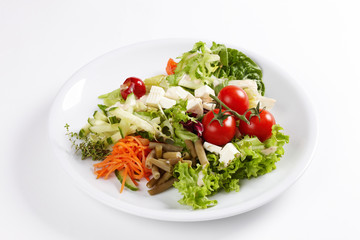 Großer, mediterraner Salatteller mit Fetakäse und Tomate