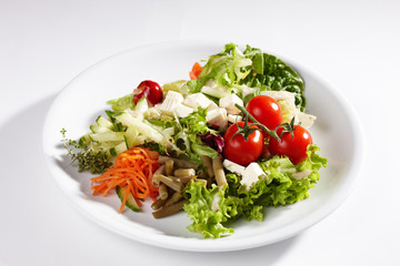 Großer, mediterraner Salatteller mit Fetakäse und Tomate