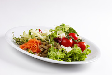 Großer, mediterraner Salatteller mit Fetakäse und Tomate