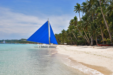 Traditionelles Paraw-Segelboot am weißen Strand auf der Insel Boracay