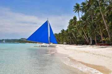 Fototapete Boracay Weißer Strand Traditionelles Paraw-Segelboot am weißen Strand auf der Insel Boracay