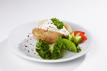 Ofenkartoffel mit Sour Cream und Salatbeilage