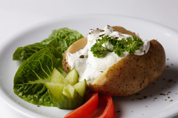 Ofenkartoffel mit Sour Cream und Salatbeilage