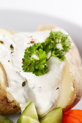 Ofenkartoffel mit Sour Cream und Salatbeilage