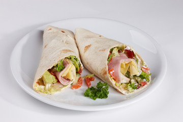 Gefüllter Wrap mit Sour Cream, Salat, Käse-Schinkenfüllung