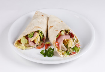 Gefüllter Wrap mit Sour Cream, Salat, Käse-Schinkenfüllung