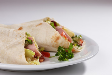 Gefüllter Wrap mit Sour Cream, Salat, Käse-Schinkenfüllung