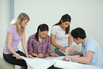 Fototapeta premium Groupe de jeunes en formation d'architecture