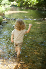 Enfant dans la rivière