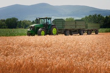 Traktor mit Anhänger © Olaf Wandruschka