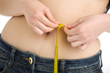 junges M&auml;dchen misst ihren Bauchumfang